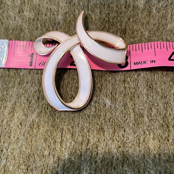 Crown Trifari Goldtone White Ribbon Enameled Pin - Picture 2 of 5